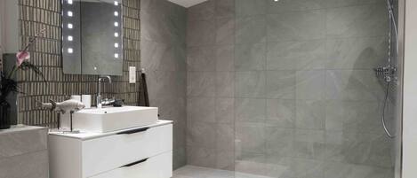 Bathtub, hair dryer, bidet, towels