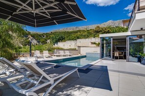 Pool - Luxury villa Cecilia with 4 en-suite bedrooms located 250m from the beach in Podstrana, max 8 people (Podstrana)