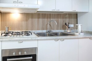 Een koelkast, een microgolfoven, een oven, een kookplaat