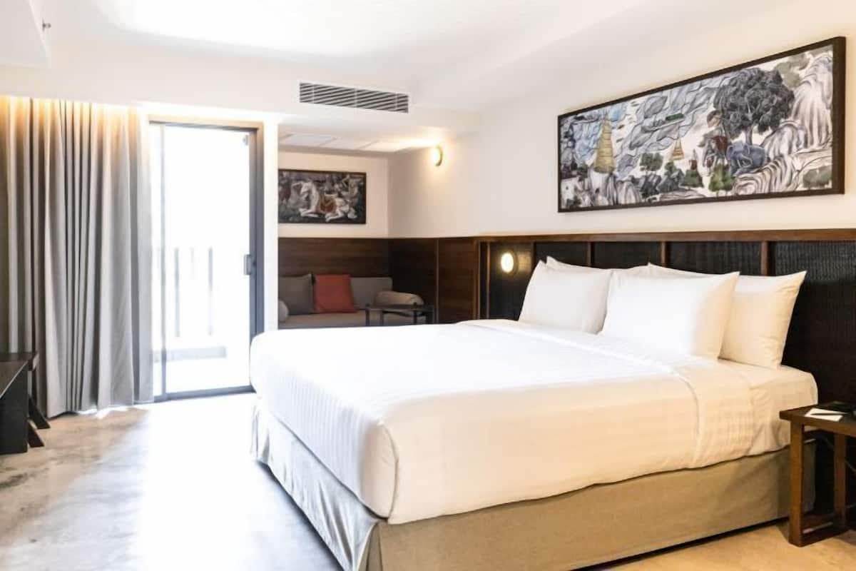 Premium bedding, minibar, in-room safe, desk