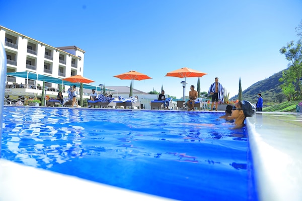 Una piscina al aire libre