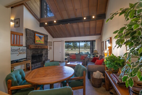Interior - Golf Course View, SHARC, Bikes, Dog Friendly (Sunriver)