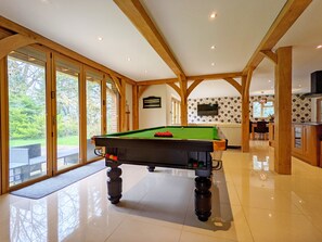 Game room - Brackenside , Angmering  -  a country house that sleeps 12 guests  in 6 bedrooms (Littlehampton)