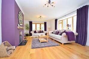 Smart TV, fireplace - Brackenside , Angmering  -  a country house that sleeps 12 guests  in 6 bedrooms (Littlehampton)