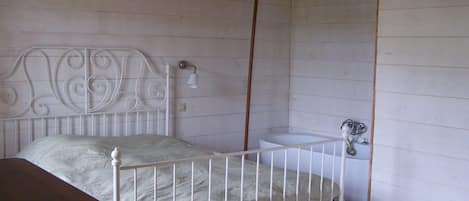 4 chambres, bureau, fer et planche Ă  repasser, lit parapluie