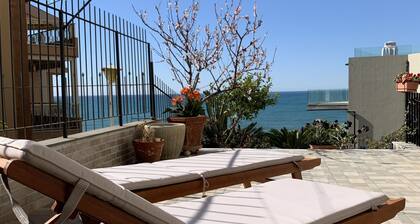 Apartment 50 meters from the sea with parking space.
