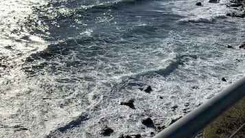 PĂ„ stranden och solstolar