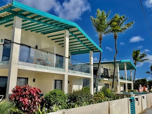 Exterior - Oceanfront 1-BDR Condo: King-Bed|Pool|Full-Kitchen|Sofa-Bed|Mini-Beach|Dock (Oranjestad)