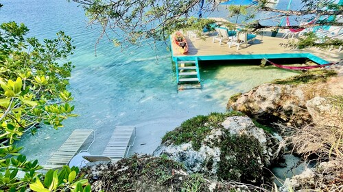 Oceanfront 1-BDR Condo: King-Bed|Pool|Full-Kitchen|Sofa-Bed|Mini-Beach|Dock