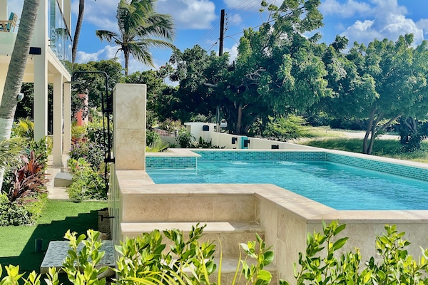 Una piscina al aire libre, una piscina infinita