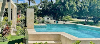 Oceanfront 1-BDR Condo: King-Bed|Pool|Full-Kitchen|Sofa-Bed|Mini-Beach|Dock