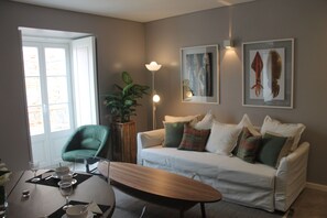 Family Apartment, 1 Bedroom | Living area | 50-cm flat-screen TV with cable channels - Casa das Quatro Cabeças (Setubal)