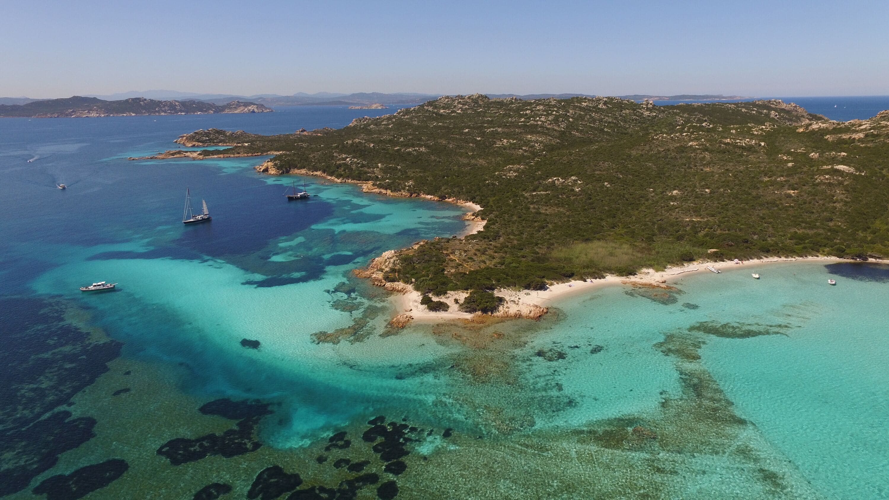 Perto da praia, areia branca, toalhas de praia 