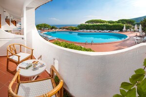 Habitación clásica, balcón, vistas al mar | Ropa de cama de alta calidad, minibar, caja fuerte