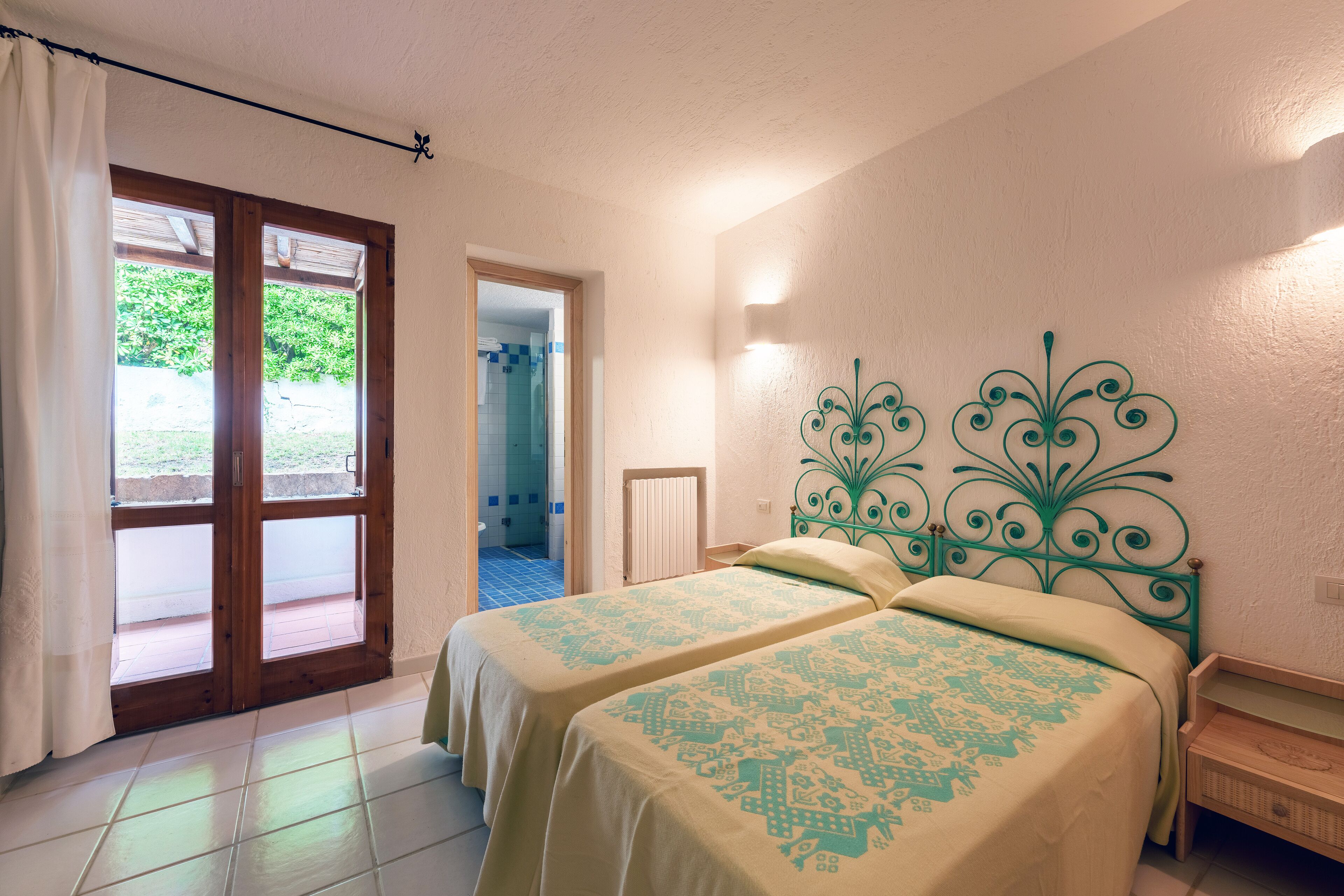 Family Room, Kitchen, Ground Floor | Premium bedding, minibar, in-room safe, individually decorated