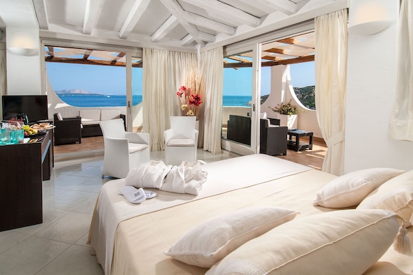 Suite Deluxe, terraza, vistas al mar | Ropa de cama de alta calidad, minibar, caja fuerte