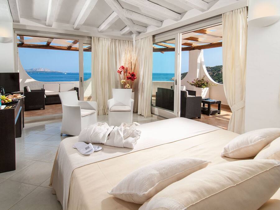 Suite Deluxe, terrasse, vue mer | Literie de qualité supérieure, minibar, coffres-forts dans les chambres