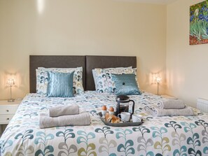 3 bedrooms, free WiFi, bed sheets - Modern family home near York but surrounded by stunning countryside. (Sheriff Hutton)