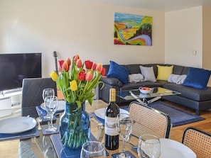 TV - Modern family home near York but surrounded by stunning countryside. (Sheriff Hutton)