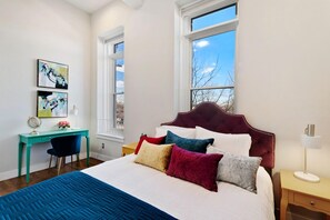 4 habitaciones, escritorio y tabla de planchar con plancha 