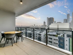 Outdoor dining - Brisbane CBD 2 Bed 2 Bath Pool and Gym (South Brisbane)