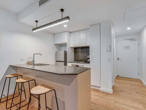 Fridge, microwave, oven, stovetop - Brisbane CBD 2 Bed 2 Bath Pool and Gym (South Brisbane)