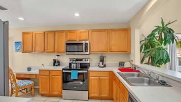 House (6 Bedrooms) | Private kitchen | Fridge, microwave, oven, stovetop