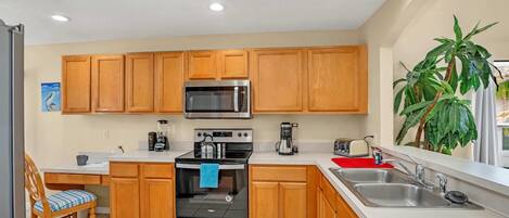 Hus (6 Bedrooms) | Eget kjøkken | Kjøleskap, mikrobølgeovn, ovn og kokeplater