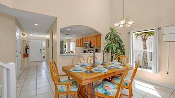 House (6 Bedrooms) | In-room dining