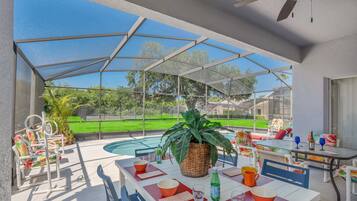 House (6 Bedrooms) | In-room dining