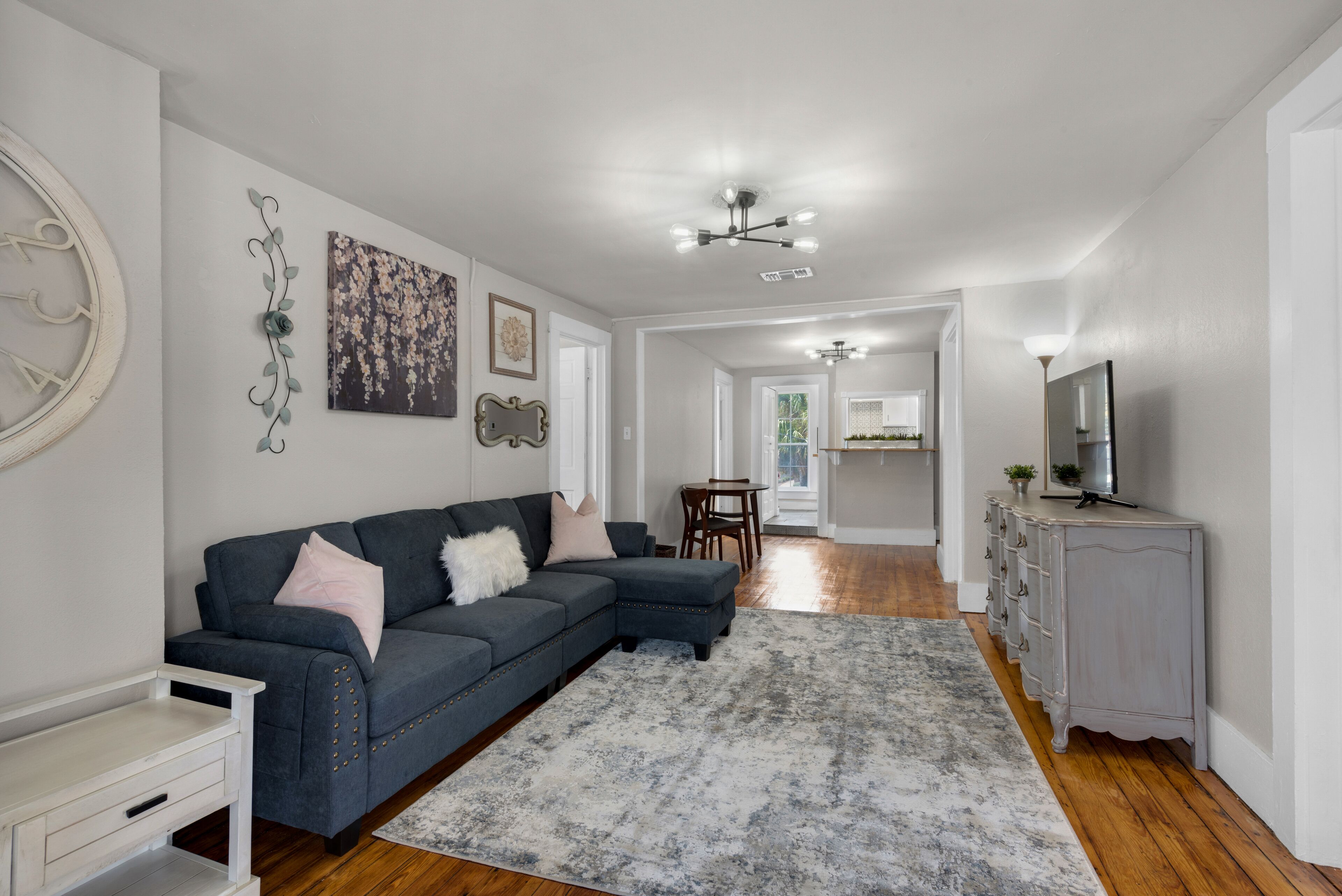 Historic 2 Bedroom  Downtown Apartment