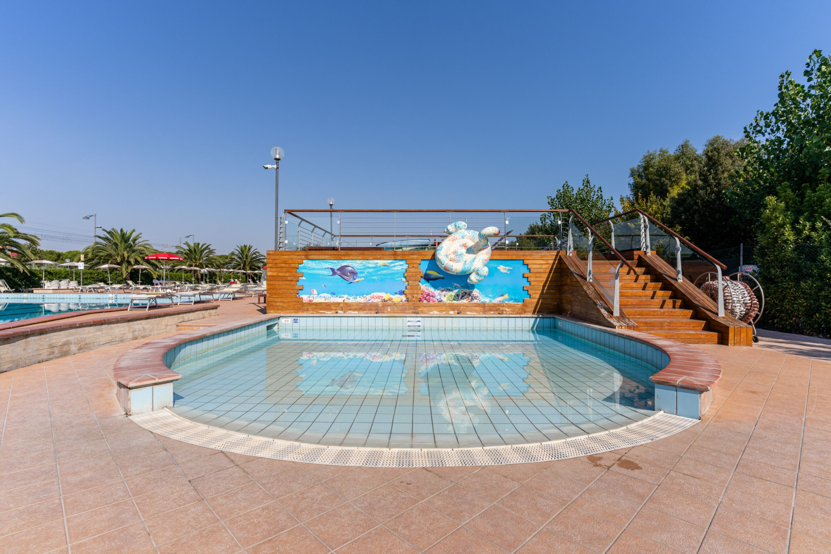 Piscine extérieure (ouverte en saison), parasols de plage