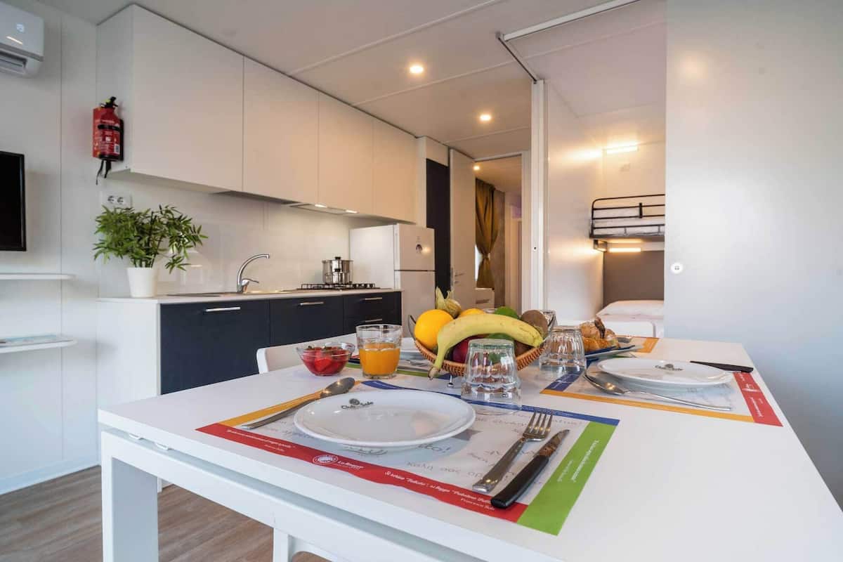 Lodge Comfort | Área de sala de estar | Televisión LCD de 19 cm con canales vía satélite y televisión