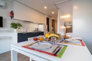 Lodge Comfort | Living area | 19-cm LCD TV with satellite channels, TV - Club Del Sole La Risacca Family Collection (Porto Sant'Elpidio)