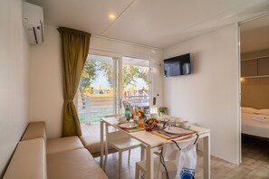 Lodge Superior MSFM (MSFM+MSV) (Superior Mobile Home) | 거실 공간 | 위성 채널 시청이 가능한 19cm LCD TV, TV