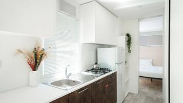 Kochgeschirr/Geschirr/Besteck, Esstisch