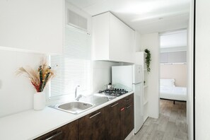 Cookware/dishes/utensils, dining tables - Club Del Sole La Risacca Family Collection (Porto Sant'Elpidio)