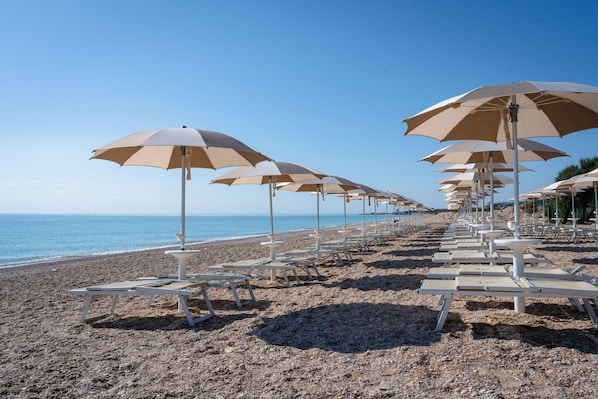 Private beach, black sand, sun loungers, beach umbrellas - Club Del Sole La Risacca Family Collection (Porto Sant'Elpidio)