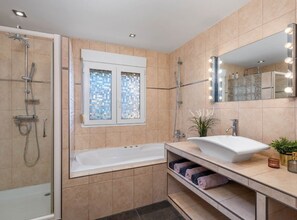 Baignoire, séchoir à cheveux, serviettes fournies