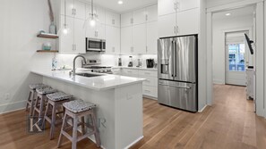 Réfrigérateur, four à micro-ondes, un four, surface de cuisson