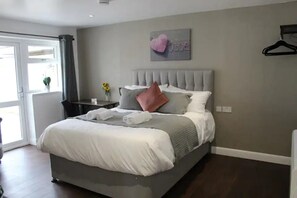 1 chambre, fer et planche à repasser, accès au Wi-Fi (inclus)