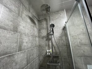 ヘアドライヤー、タオル、石鹸、トイレットペーパー