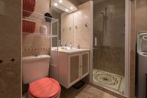 Douche, sèche-cheveux, serviettes fournies