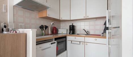 Een koelkast, een magnetron, een oven, een vaatwasser