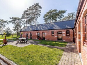 Outdoor dining - 2 bedroom accommodation in Carlton (Carlton)