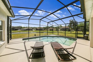 Een buitenzwembad, een verwarmd zwembad