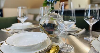 Safe & Trendy Historic Midtown 3rd Floor Riverview Apartment