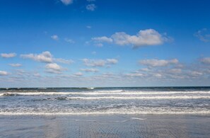 Una playa cerca, sillas reclinables de playa, toallas de playa