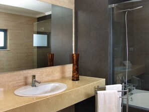 Bathtub, hair dryer, bidet, towels