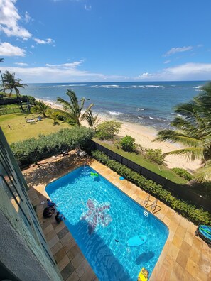 Pool - Kahuna Condo on The Beach (Waialua)